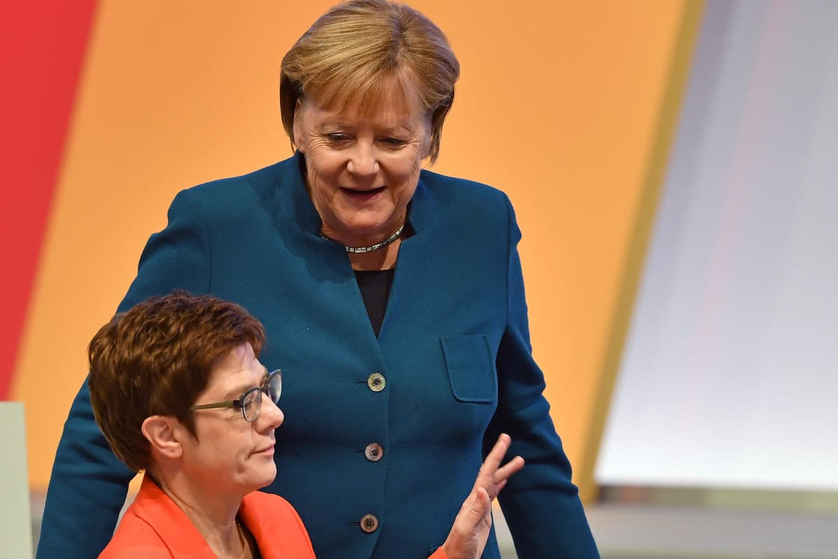 Angela Merkel und Annegret Kramp-Karrenbauer (Archivbild): Die Union steigt laut einer neuen Umfrage wieder in der Wählergunst.