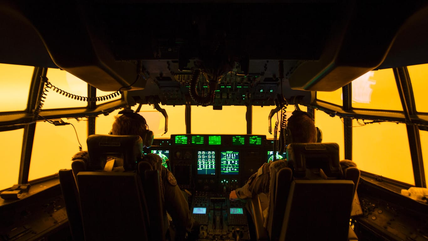 Blick aus dem Cockpit eines Rettungsflugzeuges auf die lodernden Buschbrände.