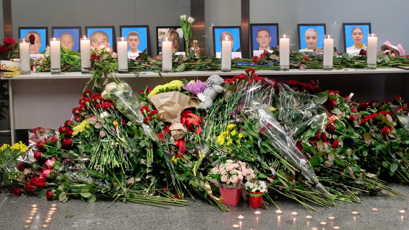 Porträts der Besatzungsmitglieder des abgestürzten ukrainischen Flugzeugs