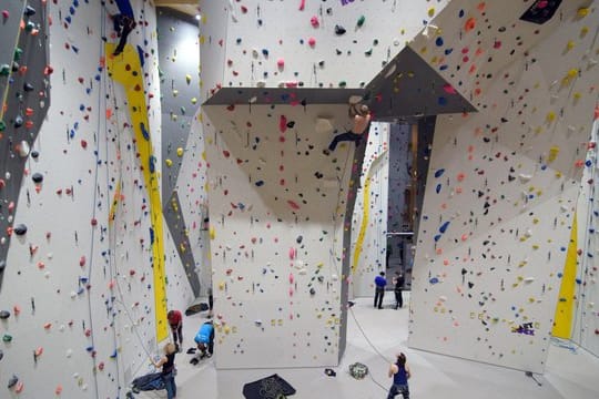 Der Hallenbetreiber hat nur die Pflicht, eine vernünftige Kletterwand samt Sicherungspunkten zur Verfügung zu stellen.