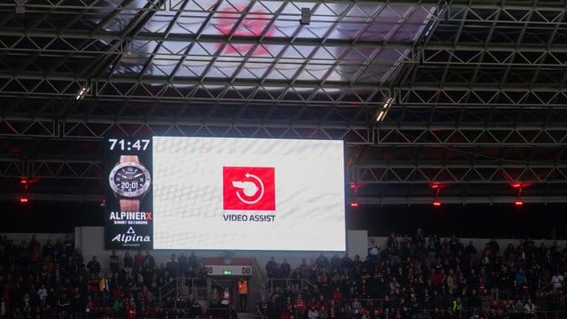 Der Videobeweis spaltet die Fußball-Welt weiter.
