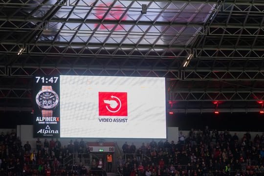 Der Videobeweis spaltet die Fußball-Welt weiter.