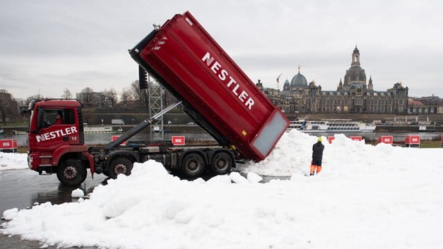 Auch für den Langlauf-Weltcup in Dresden wurde Schnee antransportiert. Auch für den Langlauf-Weltcup in Dresden wurde Schnee antransportiert.