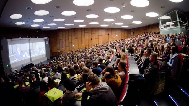 Studenten im Audimax der Leibniz Universität Hannover.