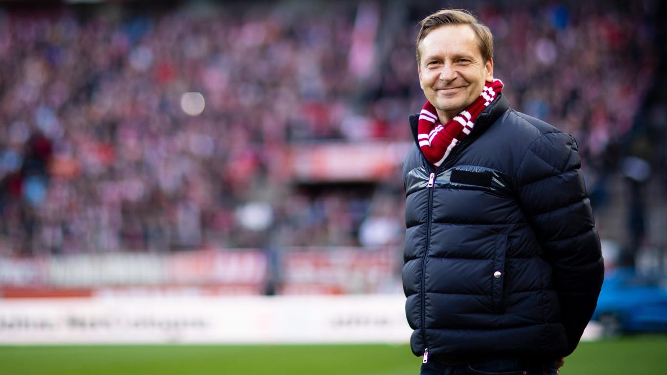 Horst Heldt lächelt am Spielfeldrand: Der 1. FC Köln will im Abstiegskampf mit einem Psychologen zusammenarbeiten.