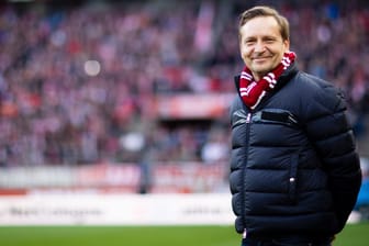 Horst Heldt lächelt am Spielfeldrand: Der 1. FC Köln will im Abstiegskampf mit einem Psychologen zusammenarbeiten.