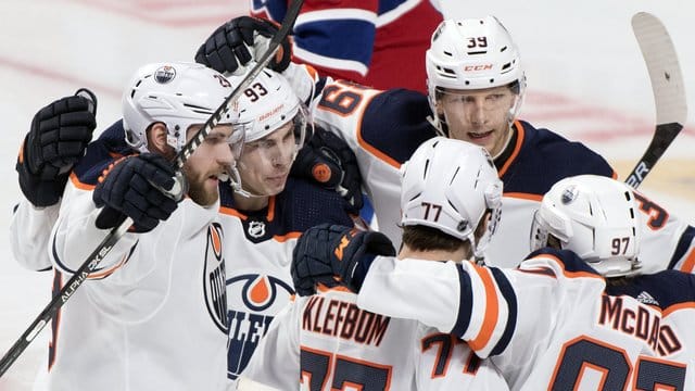 Feierte mit den Edmonton Oilers eine Sieg im kanadischen NHL-Duell: Leon Draisaitl (l). Feierte mit den Edmonton Oilers eine Sieg im kanadischen NHL-Duell: Leon Draisaitl (l).