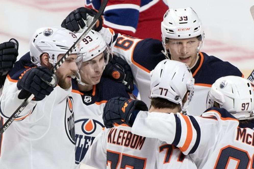 Feierte mit den Edmonton Oilers eine Sieg im kanadischen NHL-Duell: Leon Draisaitl (l).