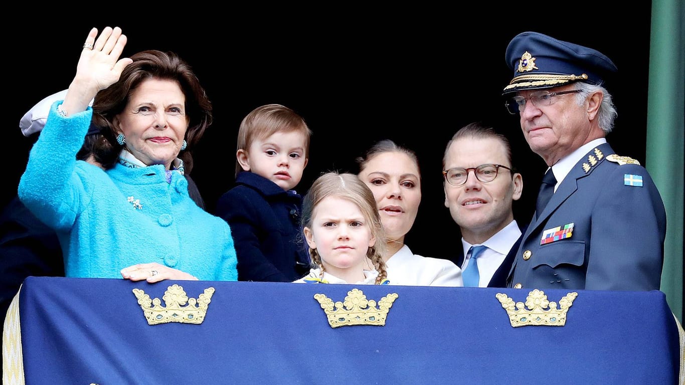 Das schwedische Königshaus: Königin Silvia, Prinz Oscar, Prinzessin Estelle, Kronprinzessin Victoria, Prinz Daniel und König Carl Gustaf.