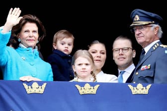 Das schwedische Königshaus: Königin Silvia, Prinz Oscar, Prinzessin Estelle, Kronprinzessin Victoria, Prinz Daniel und König Carl Gustaf.
