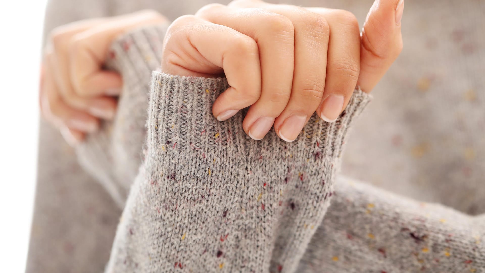 Fingernägel: Bei gesunden Nägeln schimmert das Nagelbett rosa durch und die Nagelspitzen zeigen einen weißen Rand.