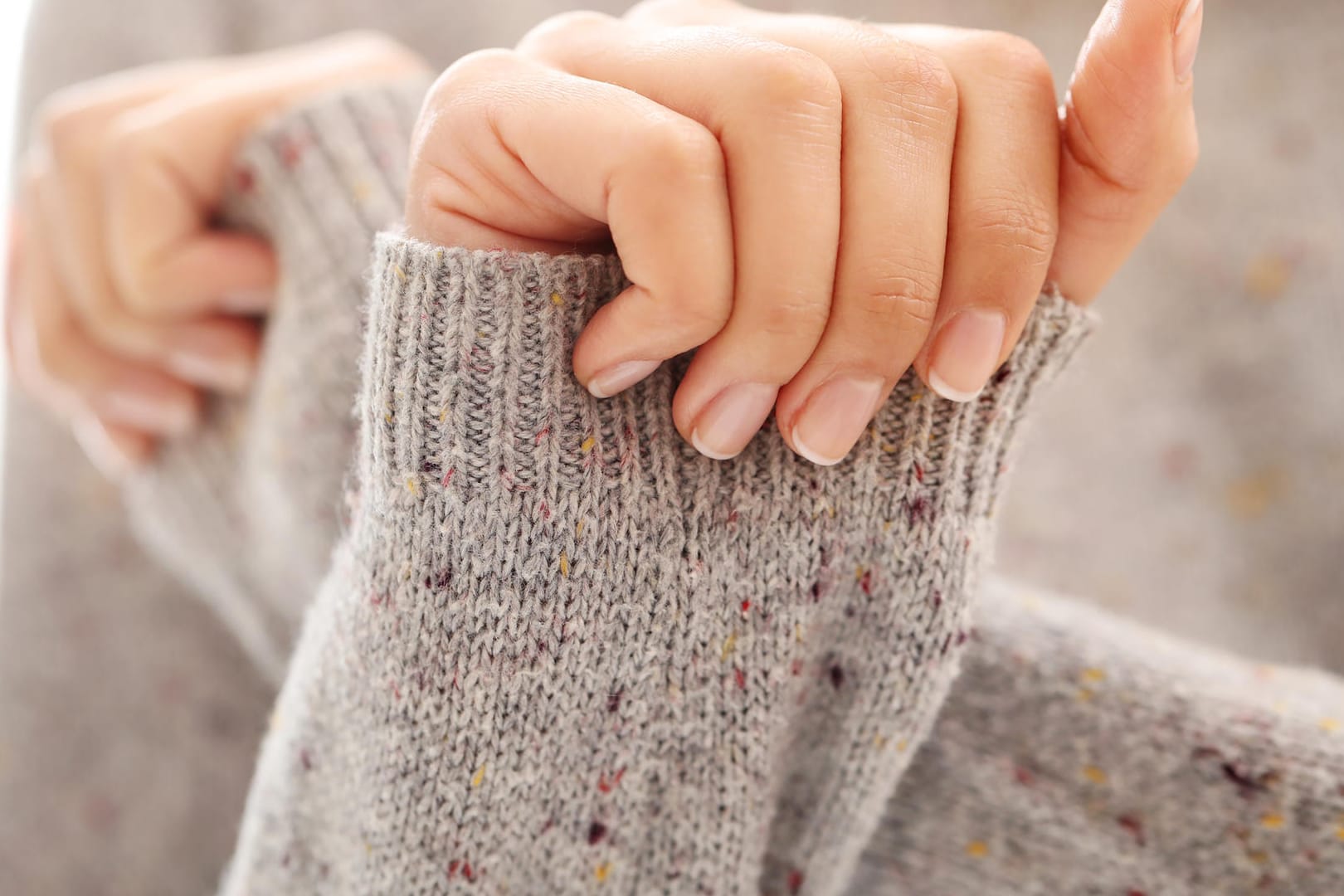 Fingernägel: Bei gesunden Nägeln schimmert das Nagelbett rosa durch und die Nagelspitzen zeigen einen weißen Rand.