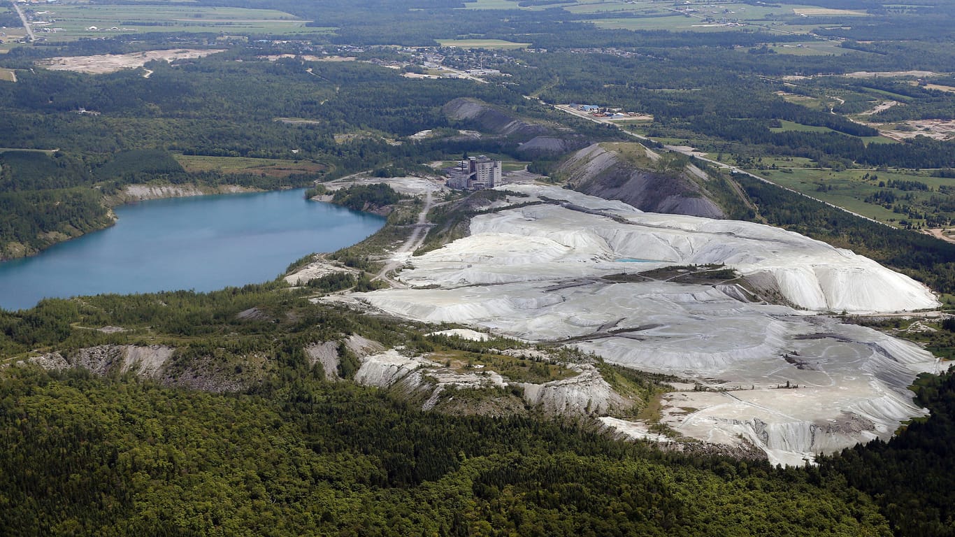 Eine stillgelegte Mine nahe Asbestos: Die Stadt will ihren Namen nicht länger tragen.
