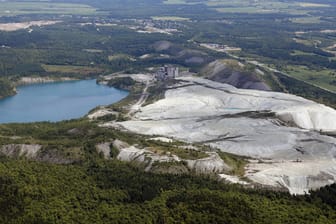 Eine stillgelegte Mine nahe Asbestos: Die Stadt will ihren Namen nicht länger tragen.