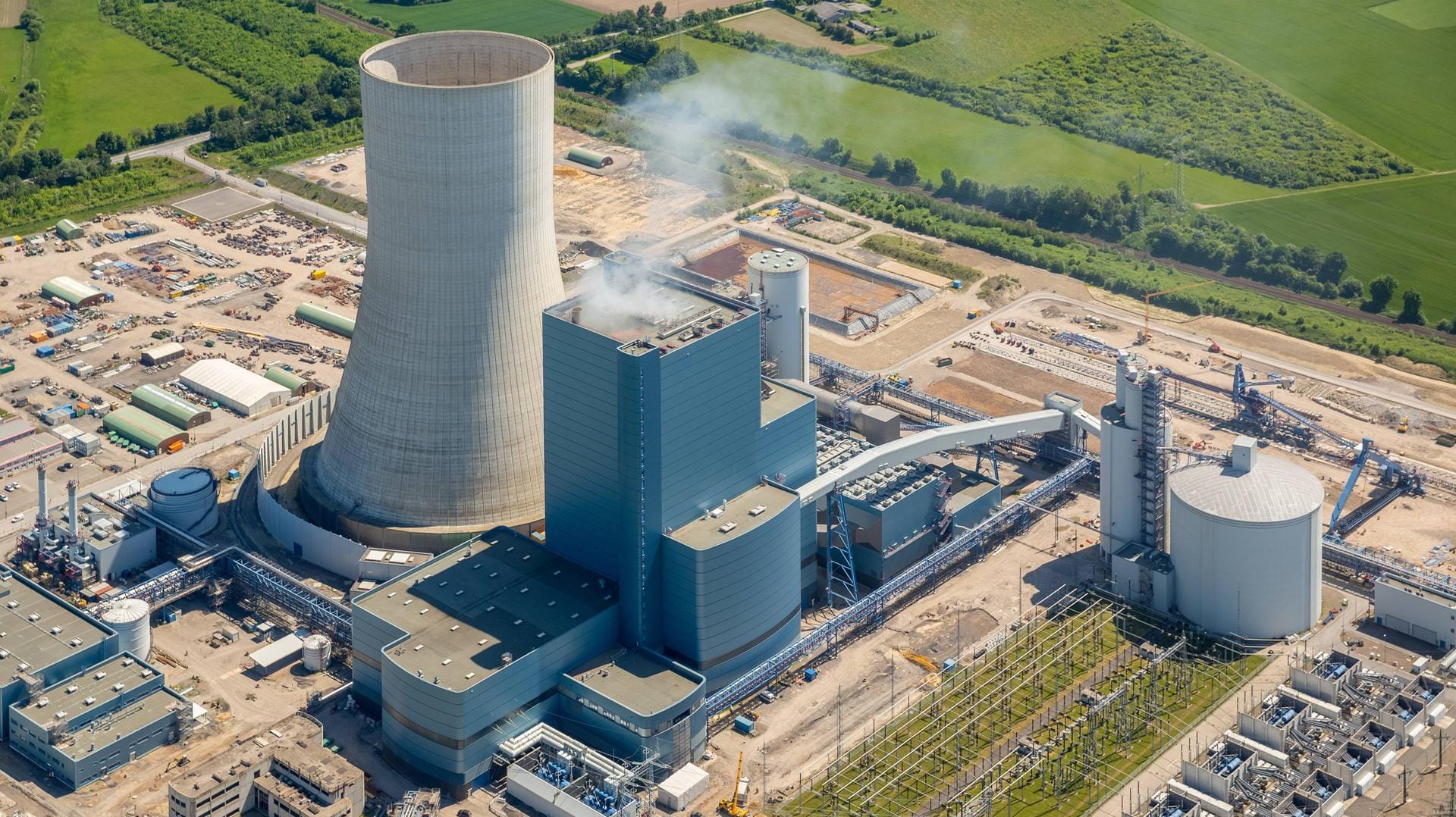 Das Kohlekraftwerk Datteln IV: Die Anlage ist zwar fertiggestellt, soll gemäß den Empfehlungen der Kohlekommission aber eigentlich nicht mehr ans Netz gehen. Das Kohlekraftwerk Datteln IV: Die Anlage ist zwar fertiggestellt, soll gemäß den Empfehlungen der Kohlekommission aber eigentlich nicht mehr ans Netz gehen.