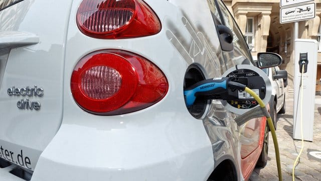 Ein E-Smart wird an einer öffentlichen Ladestation mit Strom aufgeladen. Ein E-Smart wird an einer öffentlichen Ladestation mit Strom aufgeladen.