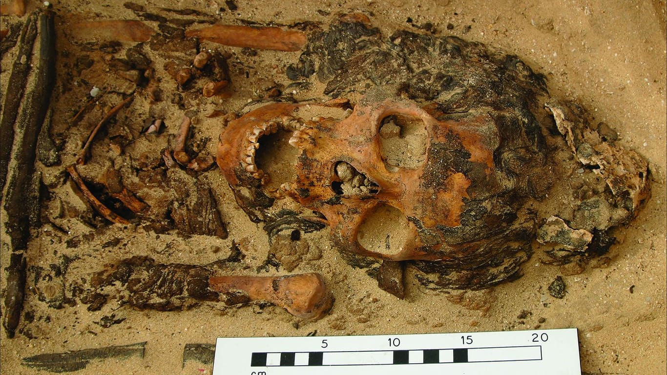 Fund im alten Achet-Aton: Dieser Leichnam wurde mit einem Kegelhut begraben.