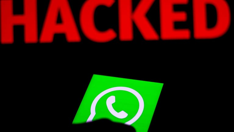 WhatsApp Logo und Schriftzug "Hacked": Kettenbrief warnt vor angeblichem Hacker.