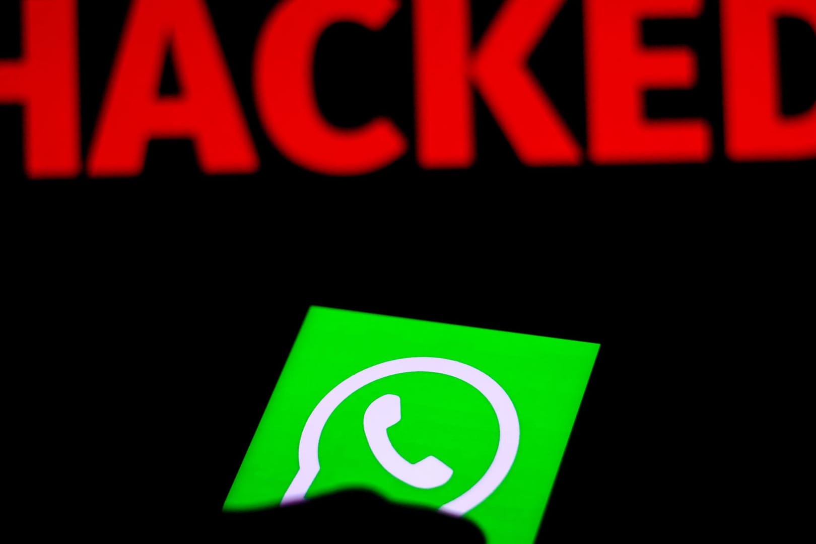 WhatsApp Logo und Schriftzug "Hacked": Kettenbrief warnt vor angeblichem Hacker.