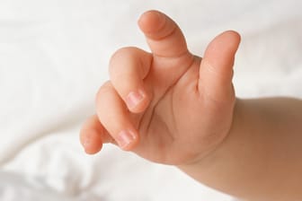 Baby streckt Hand aus: In den USA ist ein zehn Monate altes Baby gestorben. (Symbolbild)