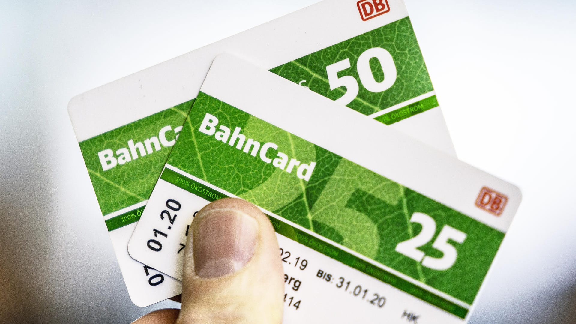 Bahncards 50 und 25: Die obersten Finanzbehörden der Länder haben zugestimmt, dass die Mehrwertsteuer-Senkung für Bahntickets auch für diese Bahncards gilt.