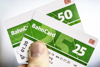 Bahncards 50 und 25: Die obersten Finanzbehörden der Länder haben zugestimmt, dass die Mehrwertsteuer-Senkung für Bahntickets auch für diese Bahncards gilt.