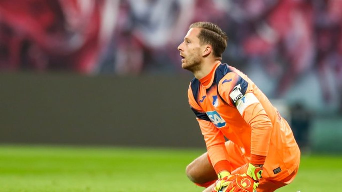 Hoffenheims Keeper Oliver Baumann hat sich am Knie verletzt.