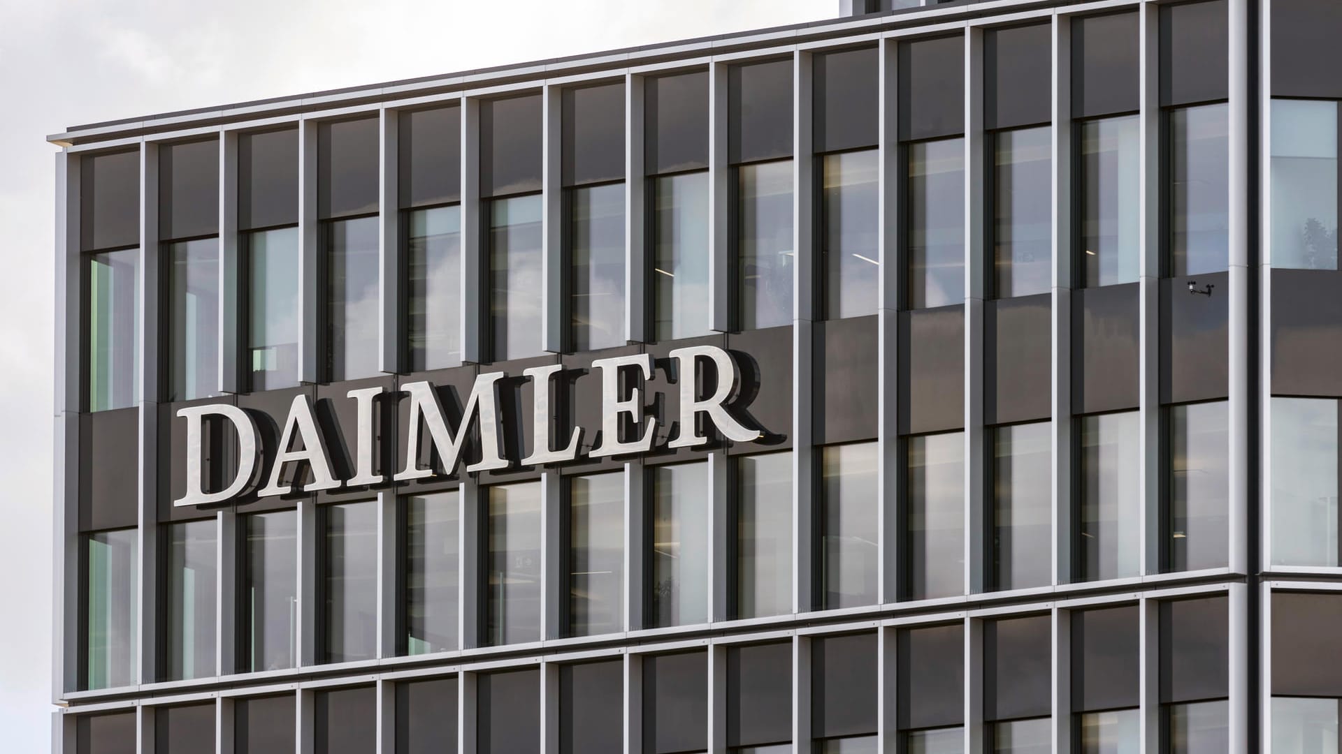 Daimler: Mercedes ruft auch in Deutschland Hunderttausende Autos zurück. Daimler: Mercedes ruft auch in Deutschland Hunderttausende Autos zurück.