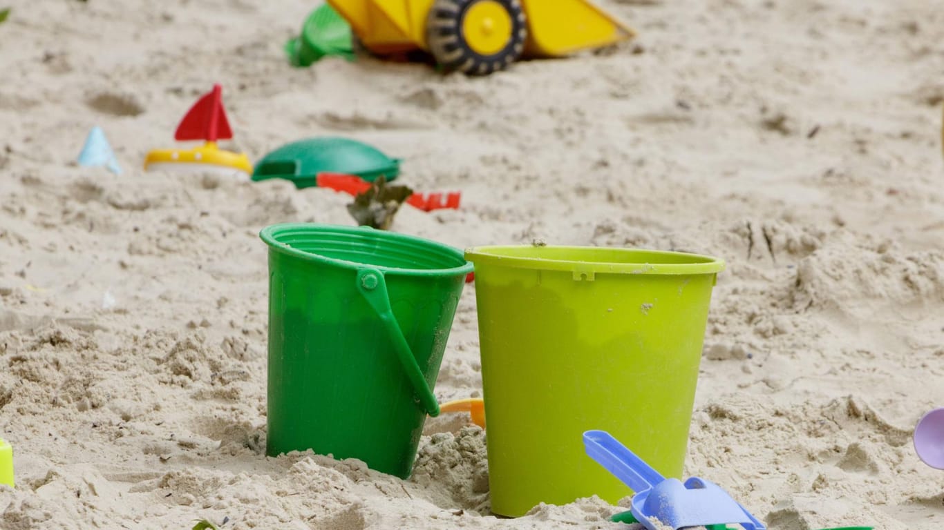 Spielzeug im Sandkasten: Ein Junge in Niedersachsen ist beim Spielen ums Leben gekommen. (Symbolbild)