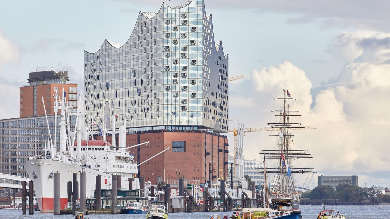 Die Elbphilharmonie: Das Bauwerk überstrahlt den Hamburger Hafen.