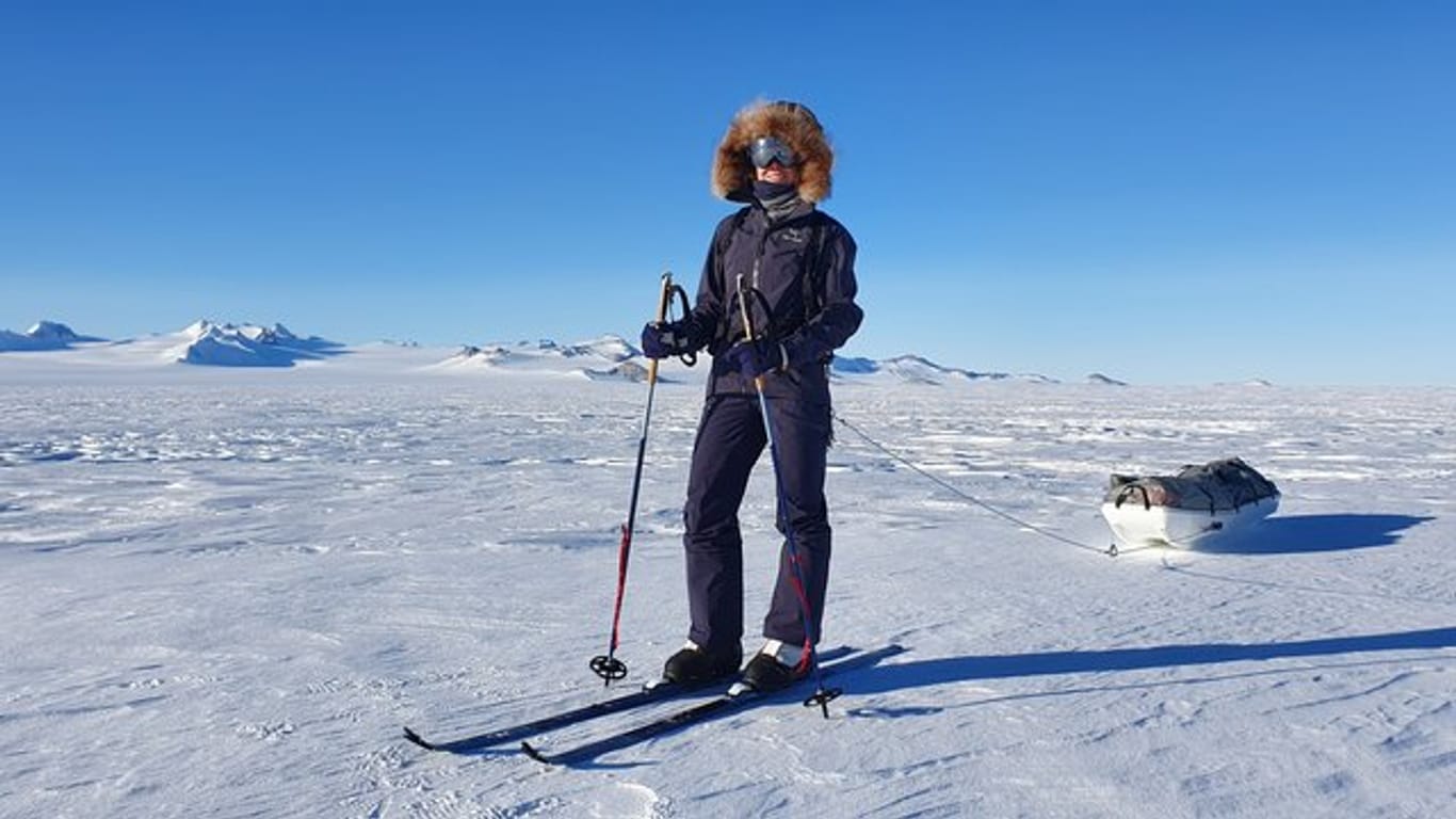 Auf Skiern und nur mit einem Zugschlitten für ihr Gepäck hat Anja Blacha nach 1400 Kilometern den Südpol erreicht.