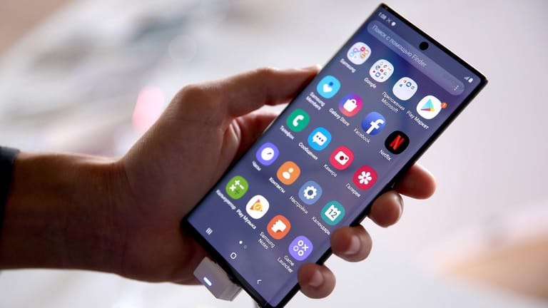 Samsung-Smartphone (Symbolbild): Nutzer haben über vorinstallierte Dienste keine Kontrolle.