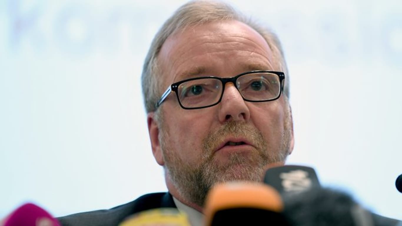 Nach kritischen Äußerungen über die rechtspopulistische AfD wird der Oldenburger Polizeipräsident Johann Kühme mit dem Tod bedroht.
