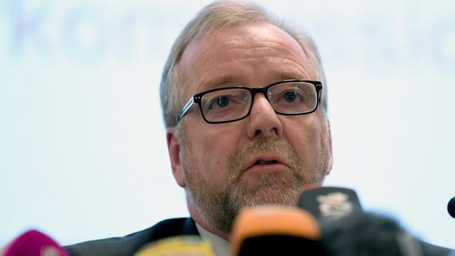 Nach kritischen Äußerungen über die rechtspopulistische AfD wird der Oldenburger Polizeipräsident Johann Kühme mit dem Tod bedroht. Nach kritischen Äußerungen über die rechtspopulistische AfD wird der Oldenburger Polizeipräsident Johann Kühme mit dem Tod bedroht.
