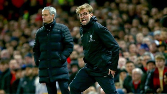 Jürgen Klopp (r) trifft auf Trainerkollege José Mourinho.