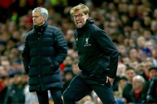 Jürgen Klopp (r) trifft auf Trainerkollege José Mourinho.