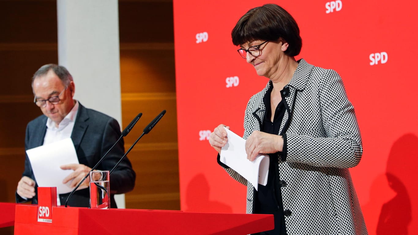 Pressekonferenz: Saskia Esken und Norbert Walter-Borjans, die neuen SPD-Chefs, stehen parteiintern unter Druck.