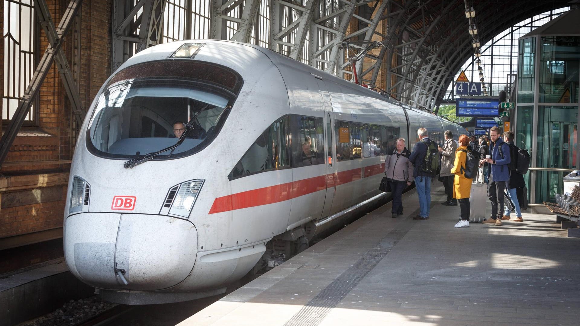 In ICE im Bahnhof: Durch die verursachte Verzögerung kam der ICE erst eine halbe Stunde später als geplant in Hamburg an (Symbolbild). In ICE im Bahnhof: Durch die verursachte Verzögerung kam der ICE erst eine halbe Stunde später als geplant in Hamburg an (Symbolbild).
