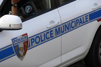 Französisches Polizeiauto: Die Polizei musste schlichten, nachdem etwa 60 Kunden nicht akzeptieren wollten, dass es sich bei dem Angebot um einen Fehler gehandelt hat (Symbolbild).