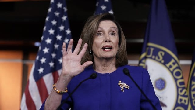 Nancy Pelosi stellt in Aussicht, die gegen Trump beschlossenen Anklagepunkte in der kommenden Woche an den US-Senat zu übermitteln. Nancy Pelosi stellt in Aussicht, die gegen Trump beschlossenen Anklagepunkte in der kommenden Woche an den US-Senat zu übermitteln.