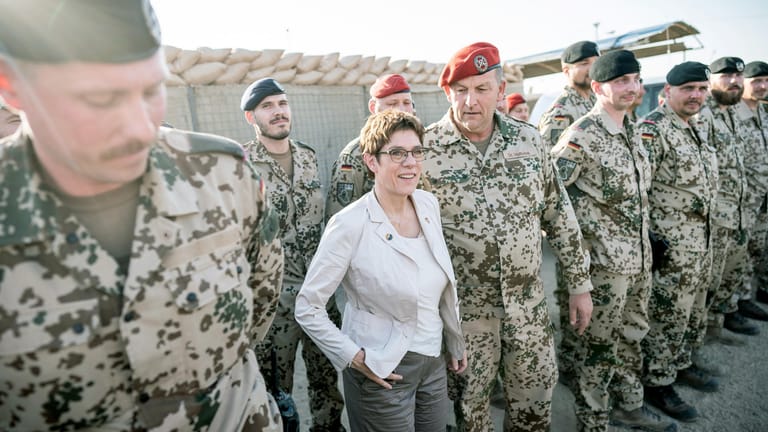 Annegret Kramp-Karrenbauer mit Soldaten der Bundeswehr im irakischen Tadschi: Die Verteidigungsministerin hat sich für eine Fortsetzung der Ausbildungsmission ausgesprochen (Archivbild).