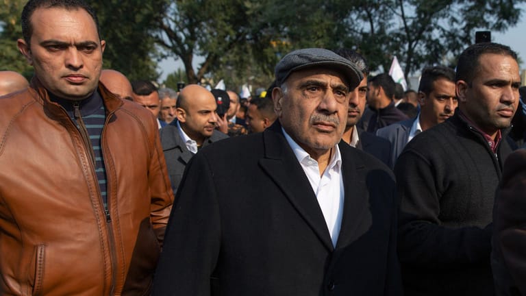 Adel Abdel Mahdi (Mitte): Der geschäftsführende irakische Regierungschef nahm am vergangenen Samstag an einem Trauerzug iranischen General Soleimani und irakischen Milizenanführer al-Muhandis teil.