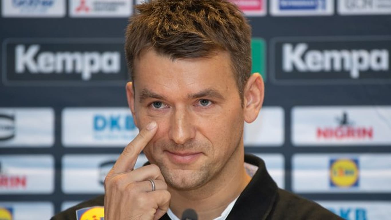 Bundestrainer Christian Prokop bei der Pressekonferenz in Trondheim.