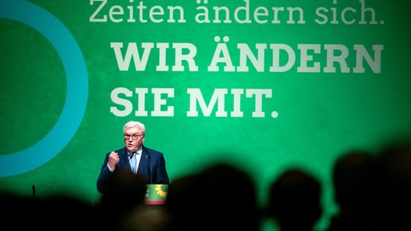 Bundespräsident Frank-Walter Steinmeier findet bei der Jubiläumsfeier der Grünen sowohl lobende, als auch mahnende Worte für die Partei.