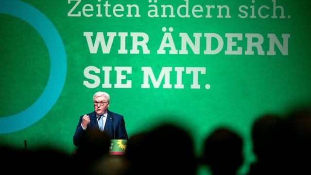 Bundespräsident Frank-Walter Steinmeier findet bei der Jubiläumsfeier der Grünen sowohl lobende, als auch mahnende Worte für die Partei. Bundespräsident Frank-Walter Steinmeier findet bei der Jubiläumsfeier der Grünen sowohl lobende, als auch mahnende Worte für die Partei.