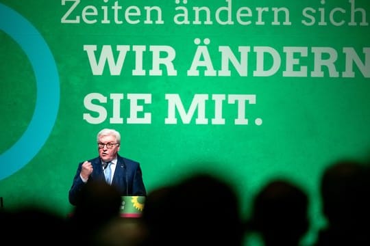 Bundespräsident Frank-Walter Steinmeier findet bei der Jubiläumsfeier der Grünen sowohl lobende, als auch mahnende Worte für die Partei.