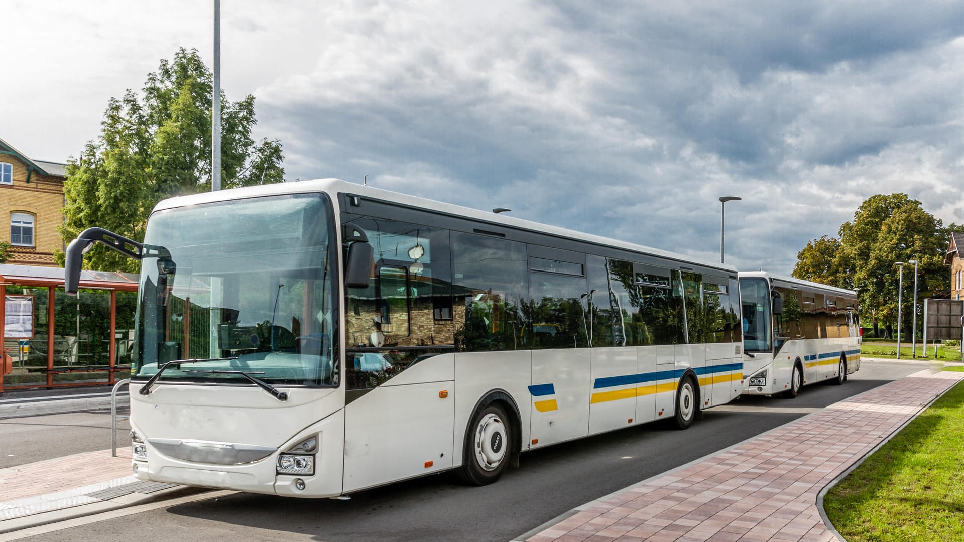 Zwei Linienbusse stehen an einem Busbahnhof: Der Busfahrer bemerkte erst im Depot, dass er schwer verletzt war (Symbolbild). Zwei Linienbusse stehen an einem Busbahnhof: Der Busfahrer bemerkte erst im Depot, dass er schwer verletzt war (Symbolbild).