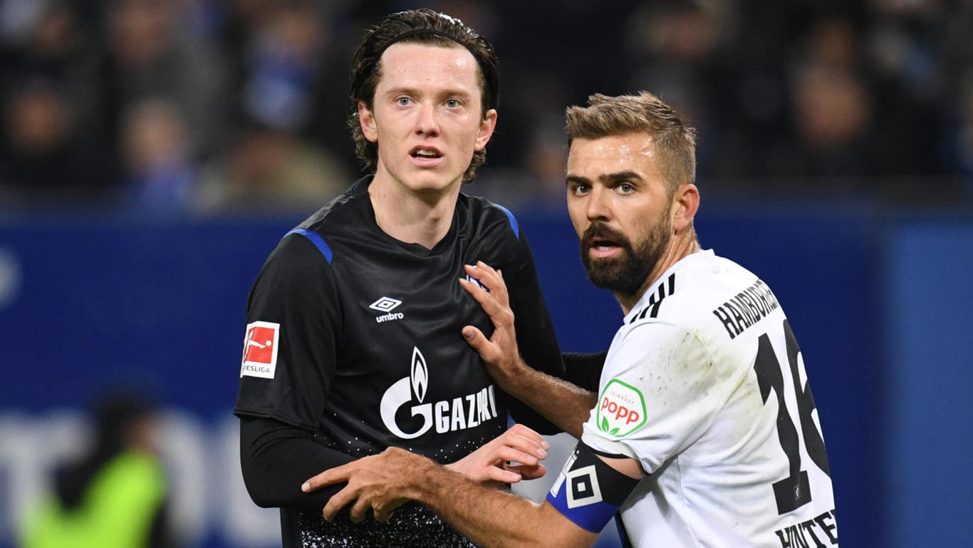 Hamburgs Lukas Hinterseer (r.) und Schalkes Michael Gregoritsch erwarten eine Ecke.