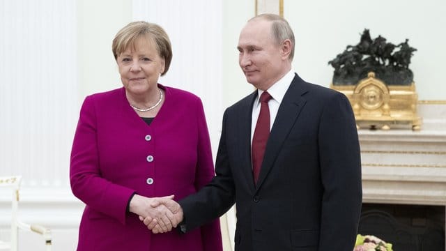 Russlands Präsident Putin empfängt Kanzlerin Merkel im Kreml in Moskau.