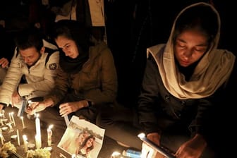 Menschen zünden bei einer Mahnwache am Eingang der Amri Kabir Universität in Teheran Kerzen an, um der Opfer des Flugzeugabsturzes zu gedenken.